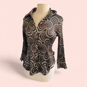 Y2K 2000’s Vintage Bubble Crinkle Brown Blouse with Blue Art Deco Swirl Pattern